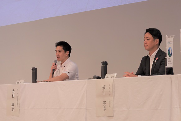 総会に出席する知事