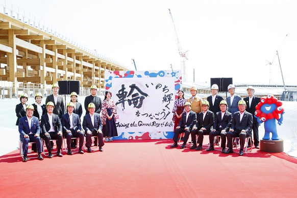 「大屋根リング記念式典」に出席する知事