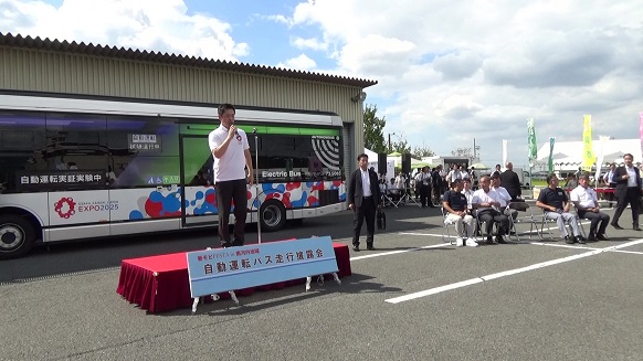 南河内地域の皆さまの前で挨拶をする知事