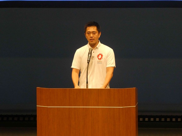 あいさつする知事