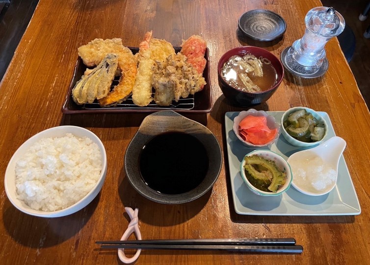 天ぷらオルガンが提供している野菜天定食の写真