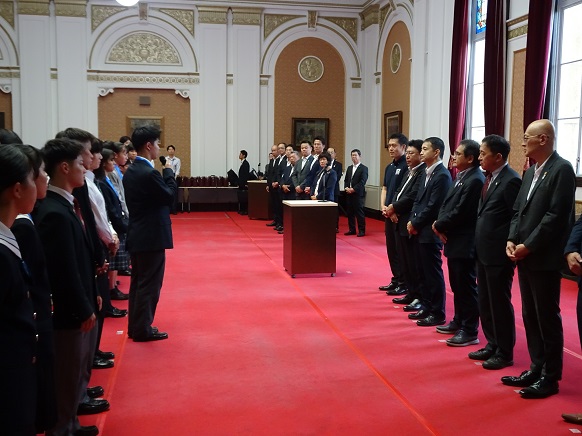 表敬訪問された生徒より優勝の報告を受ける知事