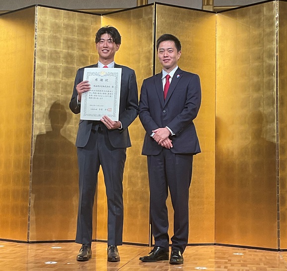 阪南理美容株式会社代表取締役、濱屋雄大様へ感謝状を贈呈する知事