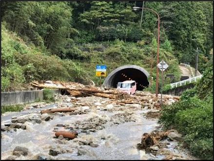 土石・流木流出による国道通行止（千早赤阪村）