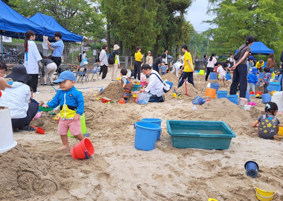 親子で楽しむ砂遊びひろば